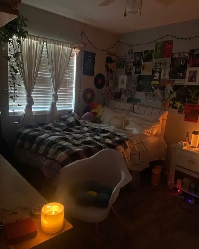 Autumn themed bedroom with posters and lights