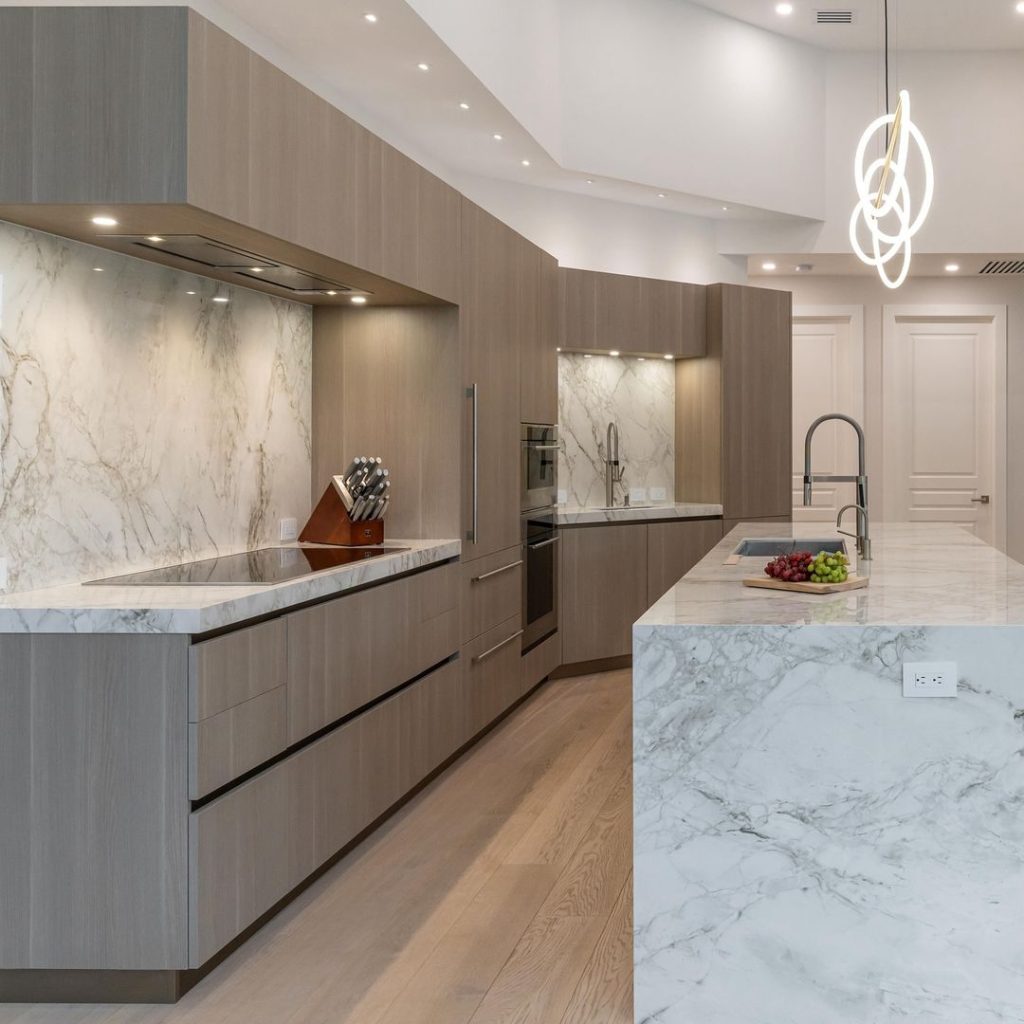 Modern kitchen with marble and wood finishes