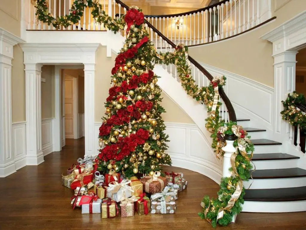 Elegant Christmas tree decorated with red roses and gold ornaments