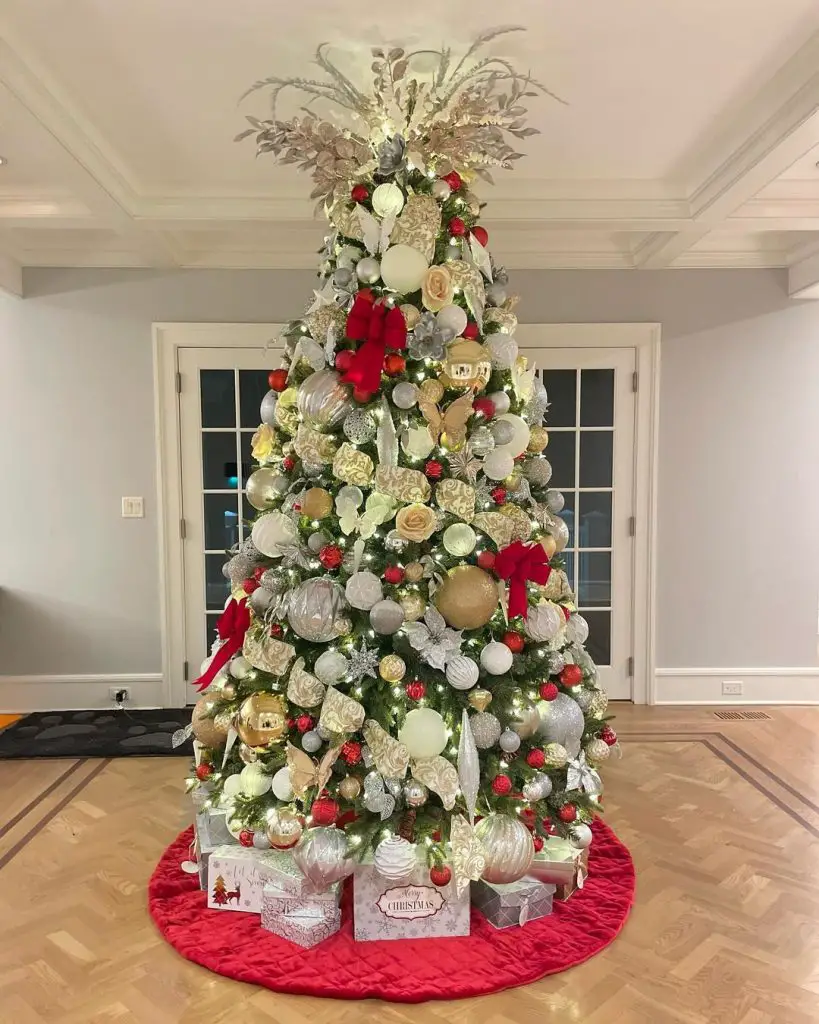 Elegant Christmas tree with white gold flowers and red accents