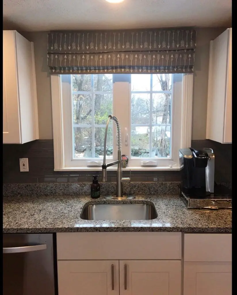 Modern kitchen with arrow-patterned valance and granite countertop