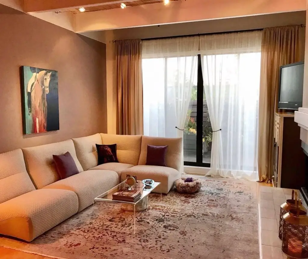 Modern Comfort Meets Artistic Flair
