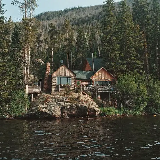 Serene Lakeside Log Cabin Retreat