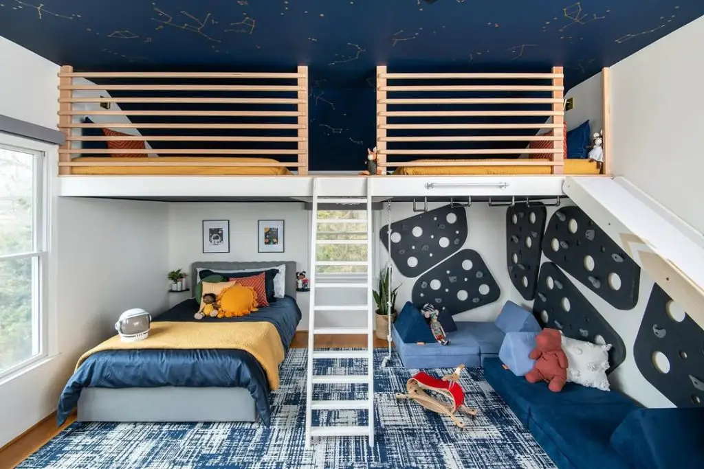 Twin kids bedroom with balloon decor and natural wood beds